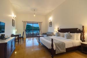 Sarasiruham Resort - Private Pool Villa in Udaipur客房内的一张或多张床位