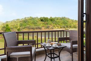 Sarasiruham Resort - Private Pool Villa in Udaipur的阳台或露台