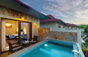 ウダイプールにあるSarasiruham Resort - Private Pool Villa in Udaipurのスイミングプールとベッドルーム付きのヴィラです。