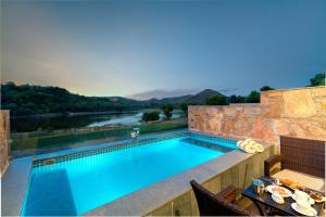 Bazén v ubytovaní Sarasiruham Resort - Private Pool Villa in Udaipur alebo v jeho blízkosti