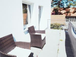 un par de sillas sentadas en un balcón en Villa Natur Ferienwohnung & Monteurwohnung en Mühlhausen