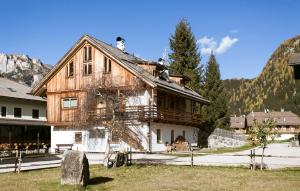 a large wooden house with a cat on the roof at Tobià el Salvan in Pera