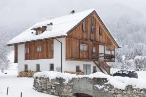 a large wooden house with snow on the roof at Tobià el Salvan in Pera