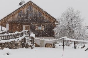 ein schneebedecktes Haus mit einem Zaun in der Unterkunft Tobià el Salvan in Pera