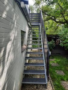 un escalier menant à un bâtiment dans l'établissement FeWo Min Egen in Neukirchen, à Neukirchen