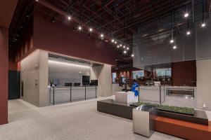 光州にあるRamada Plaza by Wyndham Chungjangの大きなオフィス(ロビー、フロントデスク付)