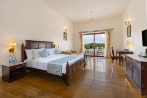 Sarasiruham Resort - Private Pool Villa in Udaipur客房内的一张或多张床位