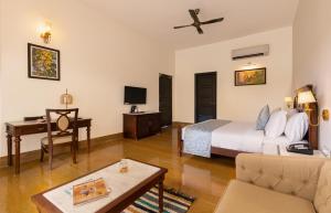 Sarasiruham Resort - Private Pool Villa in Udaipur客房内的一张或多张床位