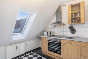 una cucina con piano cottura forno superiore accanto a una finestra di FREE LIVING - Buddha Design, Natur, Parkplatz, Washer a Wolfsburg