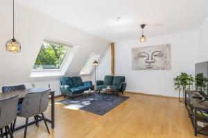 uma sala de estar com cadeiras e uma mesa em FREE LIVING - Buddha Design, Natur, Parkplatz, Washer em Wolfsburg