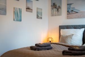 um quarto com uma cama com toalhas em FREE LIVING - Buddha Design, Natur, Parkplatz, Washer em Wolfsburg