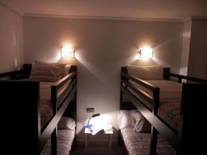 Posteľ alebo postele v izbe v ubytovaní H.A.N.D Surf Hostel
