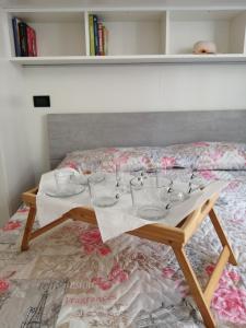 a table with glasses on top of a bed at Due Effe Room in Termoli
