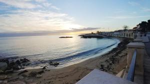 vista su una spiaggia con il tramonto sull'acqua di CASA NAUTILO - Monopoli a Monopoli