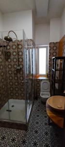 uma casa de banho com um chuveiro e um WC. em Apartment Spielberk em Brno