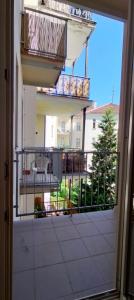 una puerta abierta a un balcón con vistas a un edificio en Apartment Spielberk en Brno