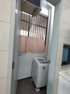 ABC Suites في بيتالينغ جايا: حمام صغير مع مرحاض ونافذة