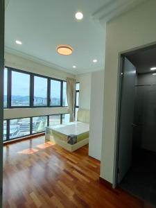 ABC Suites في بيتالينغ جايا: غرفة نوم بسرير ونافذة كبيرة