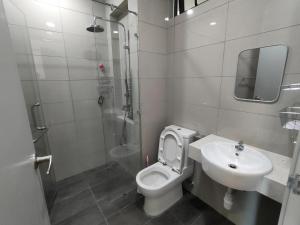 ABC Suites في بيتالينغ جايا: حمام مع مرحاض ومغسلة ودش