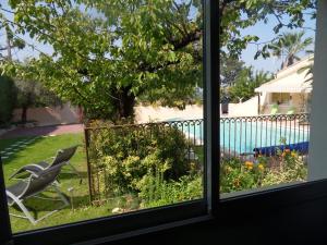Bazén v ubytovaní Les Hauts d'Eyragues gîte Aigue Marine Meublé classé 4 étoiles alebo v jeho blízkosti