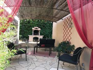 Patio alebo iná vonkajšia časť ubytovania Les Hauts d'Eyragues gîte Aigue Marine Meublé classé 4 étoiles