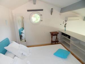 Posteľ alebo postele v izbe v ubytovaní Les Hauts d'Eyragues gîte Aigue Marine Meublé classé 4 étoiles