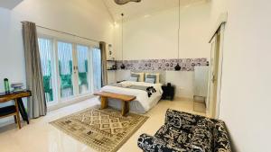 une chambre avec un lit et un canapé dans l'établissement Keyla Canggu Villa, à Canggu 38 autres photos