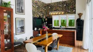 une salle à manger avec une table et des chaises en bois dans l'établissement Keyla Canggu Villa, à Canggu