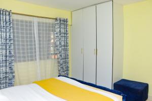 1 dormitorio con cama y ventana en Lovely One bedroom Apartment , TRM Drive Nairobi, en Nairobi