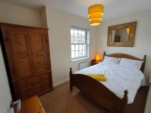 a bedroom with a bed and a mirror on the wall at Central Taunton 2-bedroom apartment, great location! in Taunton