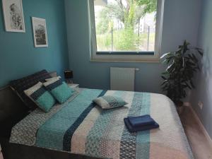 Säng eller sängar i ett rum på Przytulny apartament z ogródkiem