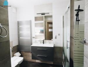 Koupelna v ubytování Pod Brzozami Apartamenty Targowa + 18 fotografií