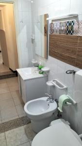 La salle de bains est pourvue de toilettes et d'un lavabo. dans l'établissement Casa vacanza Francesca, à Leonforte