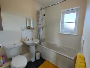 Koupelna v ubytování Central Taunton 2-bedroom apartment, great location!