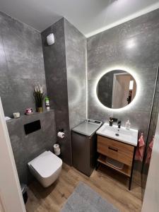 Phòng tắm tại ApartamentNowaLetnica