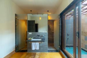 乌代浦Sarasiruham Resort - Private Pool Villa in Udaipur的带水槽和淋浴的浴室