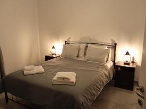 En eller flere senge i et værelse på Stilvi Milos