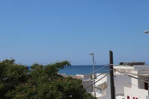 vistas al océano desde el balcón de un edificio en Casa vacanze Pescoluse, en Marina di Pescoluse
