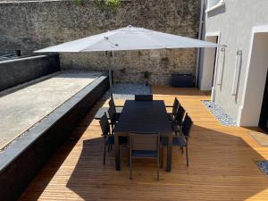 Patio alebo iná vonkajšia časť ubytovania "L'imprévue", standing et jardin au pied de Notre-Dame