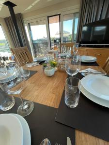una mesa de comedor con copas de vino encima en Hausboot Vroni am Bärwaldersee en Klitten