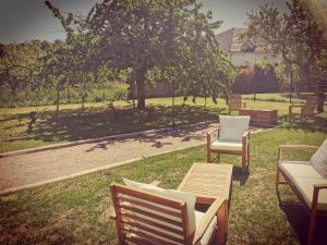 基爾維萊的住宿－Bi d'Grosseltere Gîtes de charme，院子里的一组椅子和一张桌子