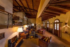 salon z kanapami i krzesłami w budynku w obiekcie Luxury Sicily Villas by Geocharme w mieście Castelvetrano Selinunte
