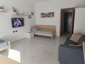 ein Wohnzimmer mit einem Sofa und einem Bett in der Unterkunft Sofia Sweet Home in Corsico