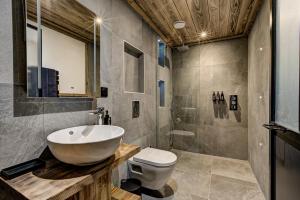 y baño con lavabo y aseo. en Chalet Chèvrefeuille en Saint-Gervais-les-Bains