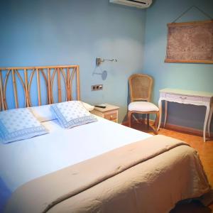 a bedroom with a bed and a desk and a chair at Casa Rural Torre Gil in Alcañiz