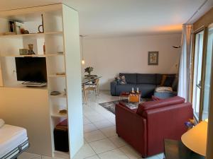 ein Wohnzimmer mit einem Sofa und einem Tisch in der Unterkunft Apartment Flims Waldhaus - Surselvapark A4 in Flims