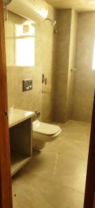 Bilik mandi di Hotel Sakura by Maps