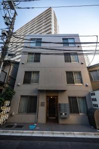 un edificio in una strada con un palazzo alto di Marvelous Koiwa - Vacation STAY 90651v a Tokyo