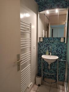 ein Bad mit einem Waschbecken und einem Spiegel in der Unterkunft Superbe studio avec Loggia entre port et plage in Le Grau-du-Roi