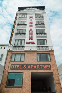 wysoki biały budynek z znakiem hotelu w obiekcie Minh Anh Hotel & Apartment w Hajfong